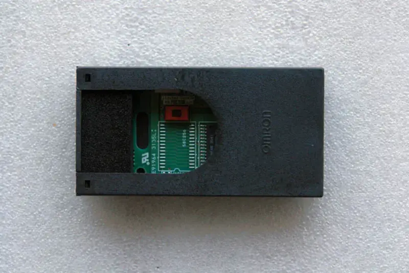Omron C200HS-ME16K PLC modülü