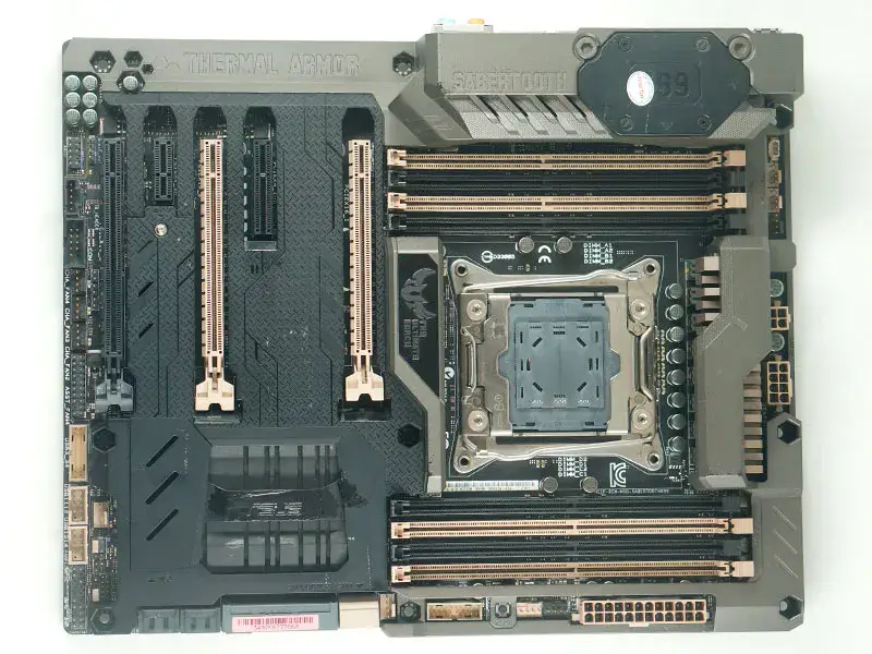 Asus SABERTOOTH X99 Anakart