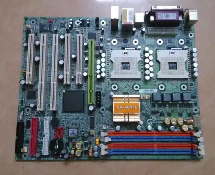 Gigabyte 8IKHDW Anakart