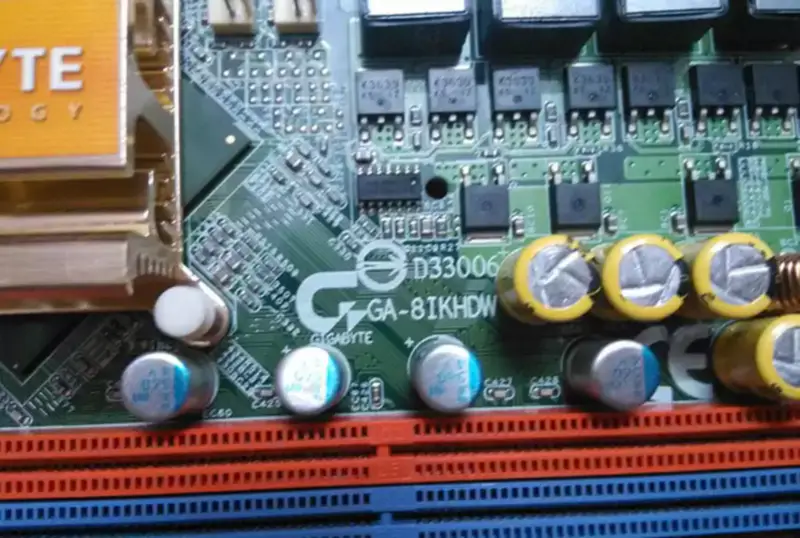 Gigabyte 8IKHDW Anakart