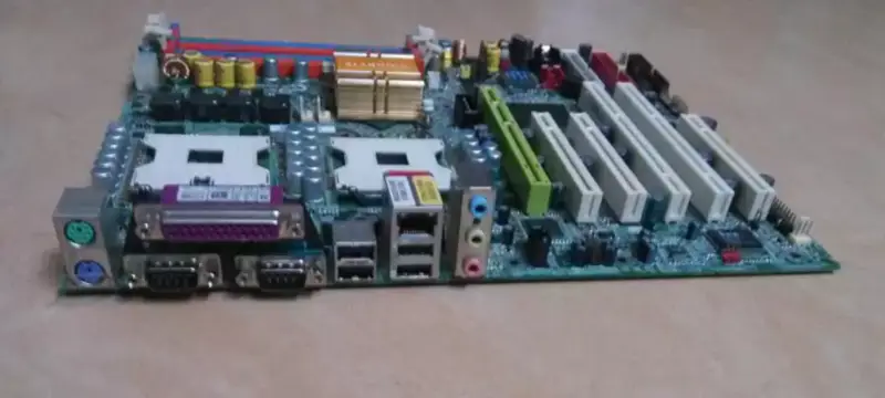 Gigabyte 8IKHDW Anakart
